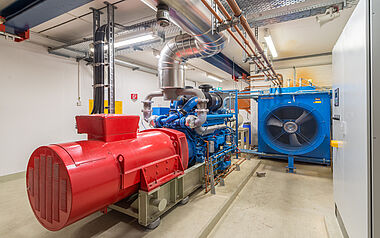 Industrielle Anlage mit großem Motor und Lüfter zur Energieerzeugung.