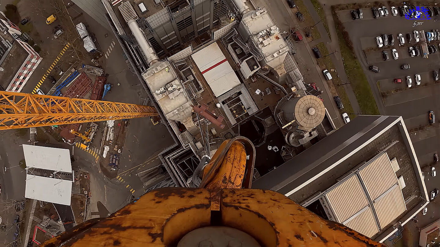 Industrieanlage mit Kränen und Lagerhallen aus Vogelperspektive.