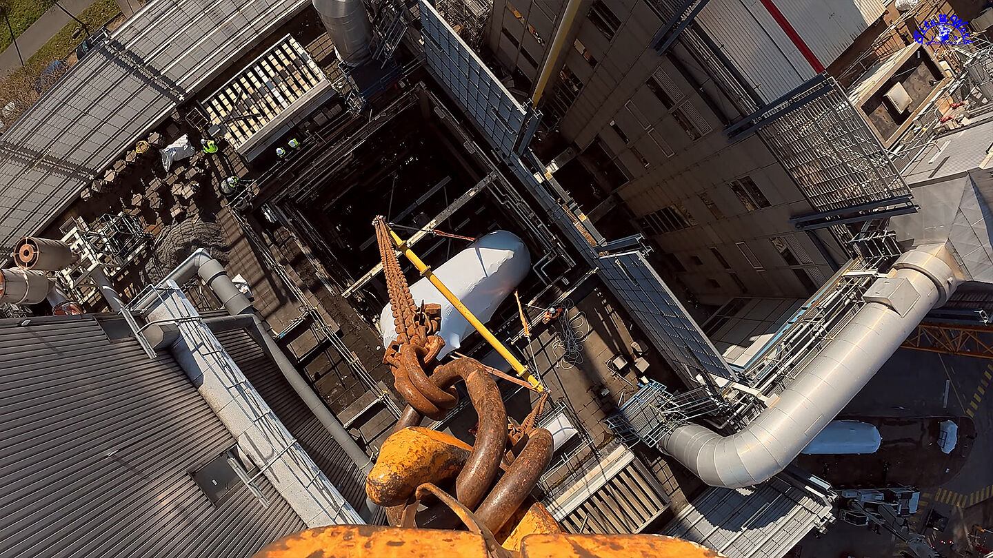 Industrielle Anlage mit Tanks und Rohrleitungen, aufgenommen aus der Vogelperspektive.