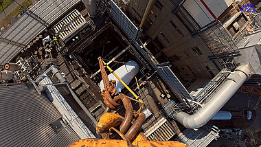 Industrielle Anlage mit Tanks und Rohrleitungen, aufgenommen aus der Vogelperspektive.