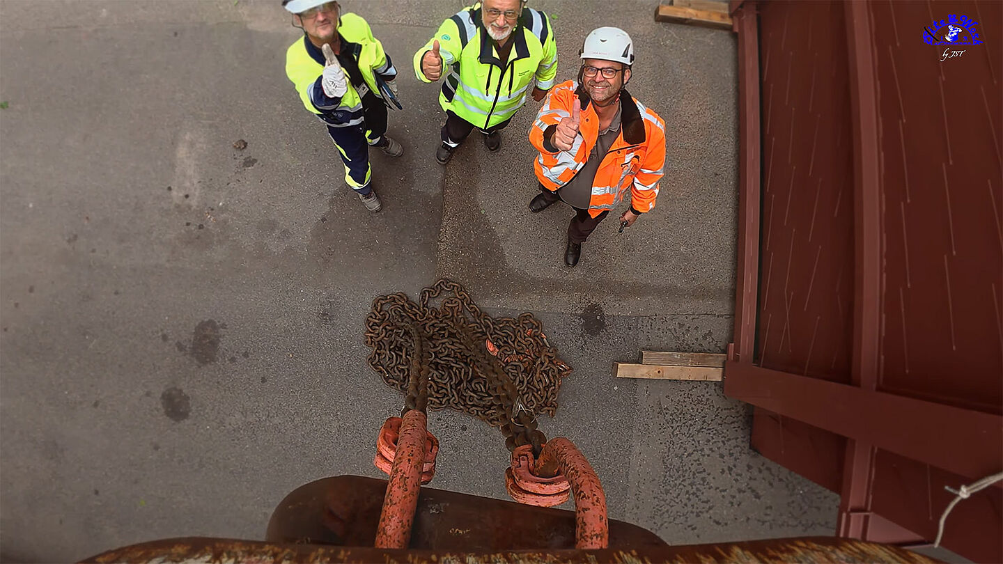 Arbeiter inspizieren eine Stahlkonstruktion auf einer Baustelle.