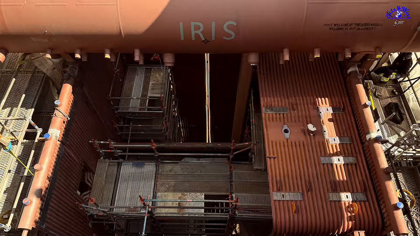 Industrielle Anlage mit Rohrleitungen und Treppensteigen, vermutlich für Wartungsarbeiten.