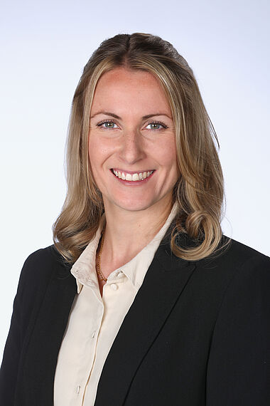 Professionelle Porträt einer Frau in Businesskleidung.